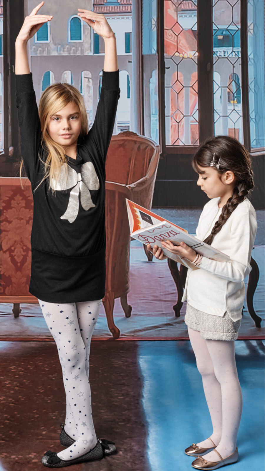 Школьные колготки для девочек. Белый колготки школьные. Фантазийные колготки для девочек. Мои колготки в школу. Девочка одевает колготки в школу.